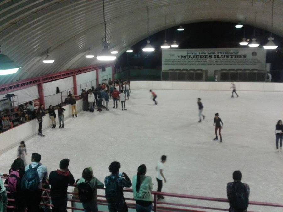 Pista de hielo en Tláhuac para divertirse en familia esta temporada vacacional