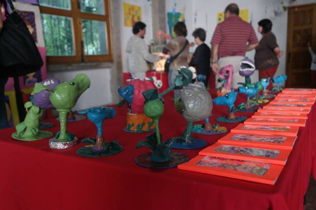 EXPONEN NIÑOS OBRAS REALIZADAS EN CURSO DE VERANO