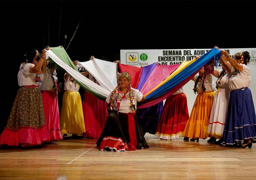 Adultos mayores de seis delegaciones participan en el a€œEncuentro Interdelegacional de Danza Folklórica 2014a€