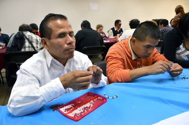 Azcapotzalco ofrece alternativa laboral a ex vendedores del metro