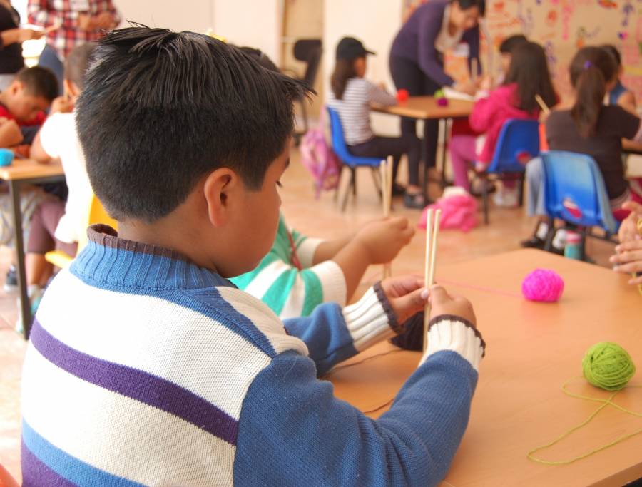 ELABORACIÓN DE PENACHOS Y GLOBOS DE CANTOYA: TALLERES DE VERANO DEL MUSEO ARQUEOLÓGICO DE XOCHIMILCO