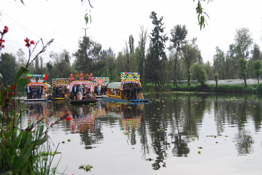 SE PRESENTA EN XOCHIMILCO LA NUEVA TRAJINERA VERDE