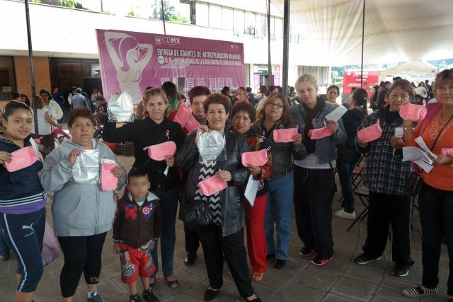 ENTREGA AZCAPOTZALCO GUANTES DE EXPLORACIÓN CONTRA CÁNCER DE MAMA