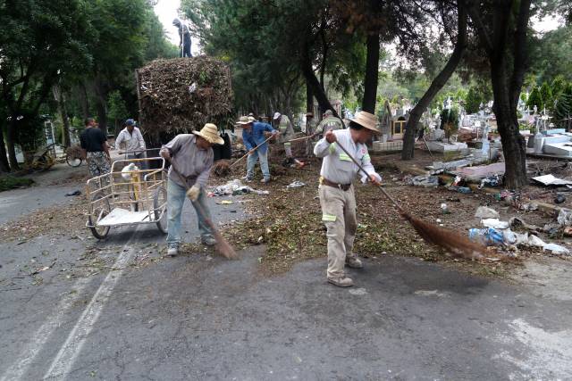 LIMPIAN PANTEONES DE AZCAPOTZALCO POR VISITA DE 120 MIL PERSONAS