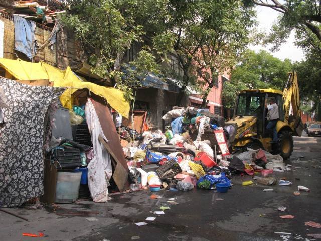 RETIRAN 50 TONELADAS DE BASURA EN CALLE DE LA COLONIA DEL GAS