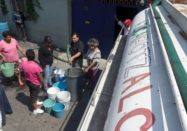 SURTE AZCAPOTZALCO 172 VIAJES DE AGUA POTABLE POR CORTES AL CUTZAMALA