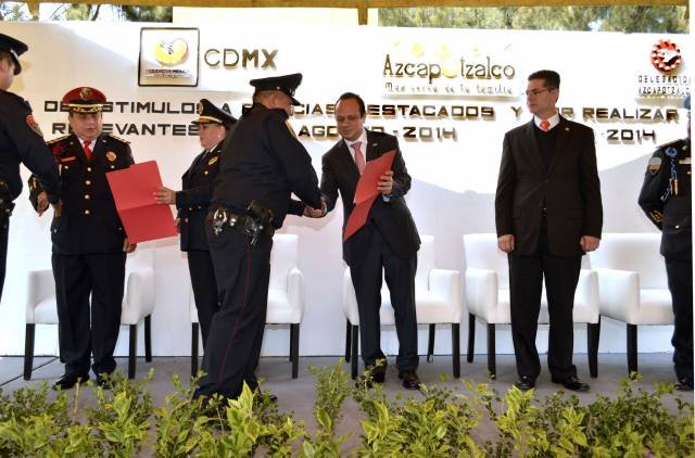 AZCAPOTZALCO RECONOCE DESEMPEÑO DE 32 POLICÍAS