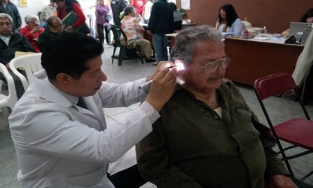 REALIZAN EXÃMENES DE AUDIOMETRÃA A PERSONAS DE TERCERA EDAD