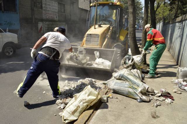 RETIRAN 11 TONELADAS DE CASCAJO EN AZCAPOTZALCO