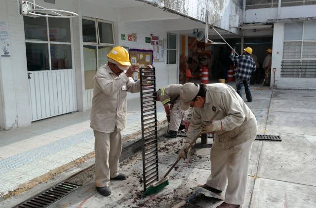 DAN MANTENIMIENTO DE HIGIENE A 60 PLANTELES ESCOLARES