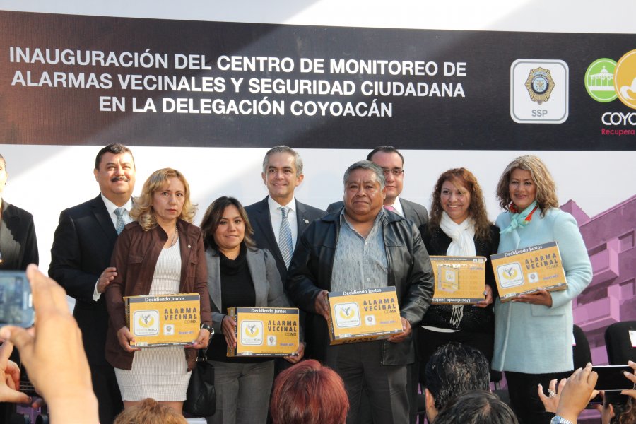 Entrega Jefe de Gobierno alarmas vecinales en novena delegación