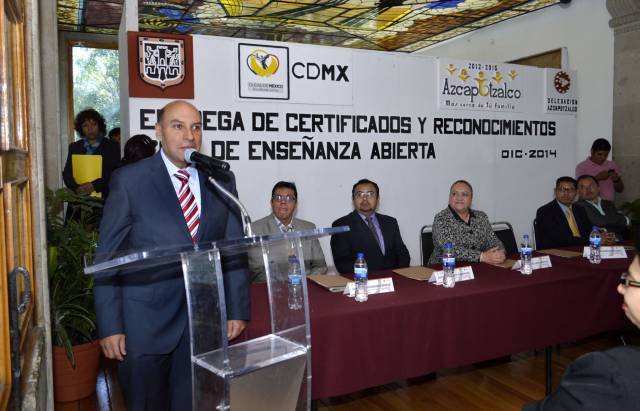 ENTREGAN CERTIFICADOS DE EDUCACIÓN BÁSICA Y BACHILLERATO