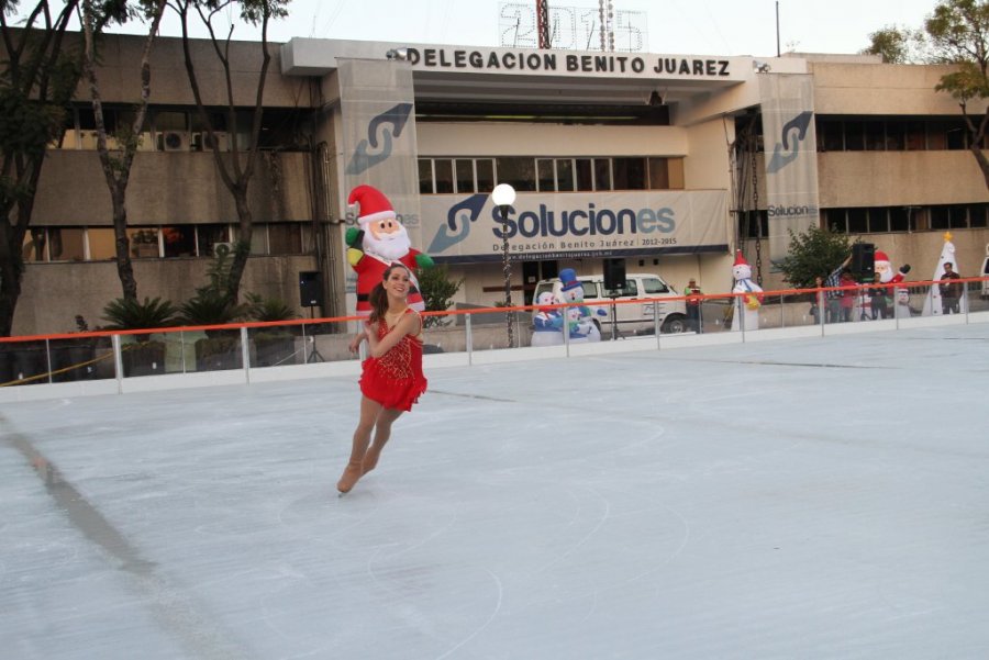 COMO PARTE DE LOS FESTEJOS NAVIDEÑOS SE INAUGURA LA PISTA DE HIELO EN BENITO JUÁREZ