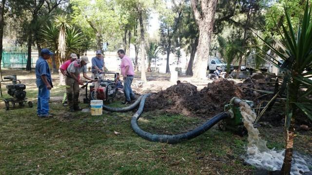 REPARAN FUGA DE AGUA EN EL INTERIOR DEL DEPORTIVO AZCAPOTZALCO