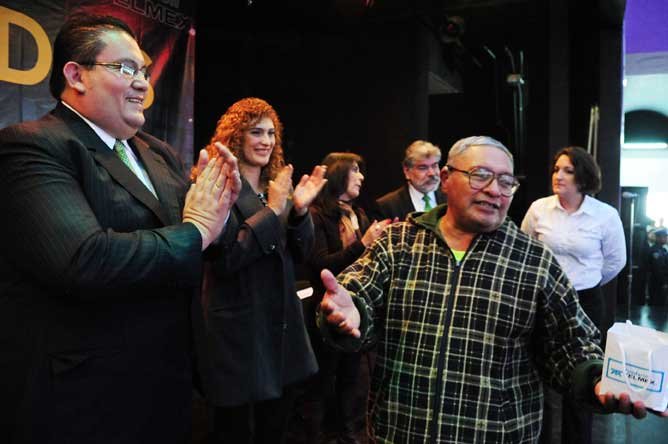 V. CARRANZA ENTREGA APARATOS AUDITIVOS Y SILLAS DE RUEDAS