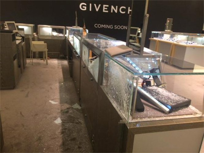 SE REGISTRA ASALTO A JOYERÍA DE SAKS FIFTH AVENUE, EN EL CENTRO COMERCIAL SANTA FE