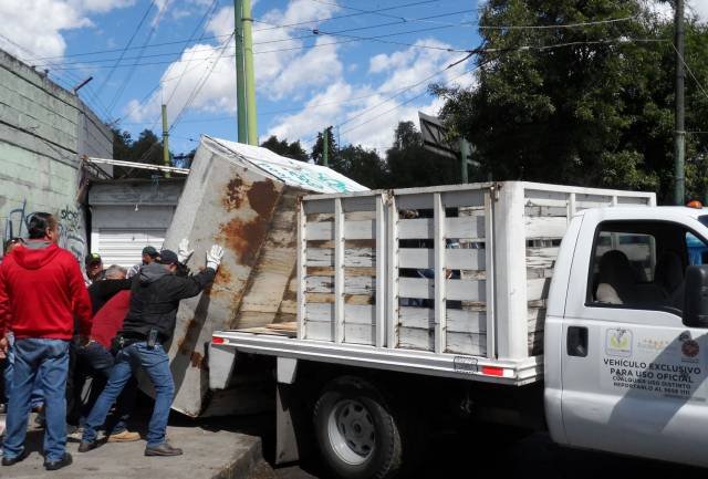 RETIRAN PUESTOS ABANDONADOS EN VÍA PÚBLICA