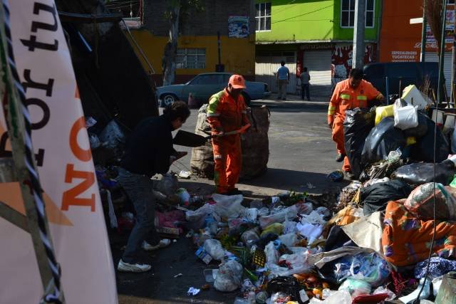 RETIRAN 1.5 TONELADAS DE BASURA EN COLONIA SANTA LUCÍA