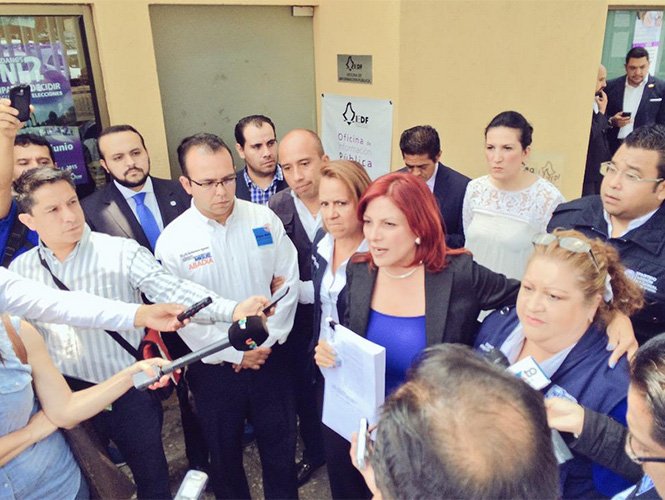 ACUSAN A TOLEDO DE REPARTIR TINACOS Y TARJETAS A CAMBIO DE VOTOS
