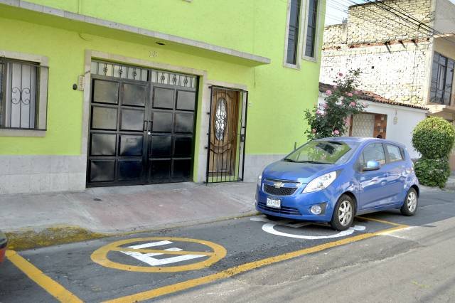 INSTALAN RAMPAS Y BALIZAMIENTO EN AZCAPOTZALCO