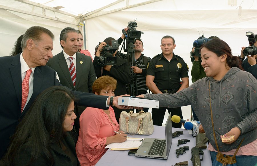 Canjea tus armas por dinero y tabletas electrónicas en Gustavo A. Madero