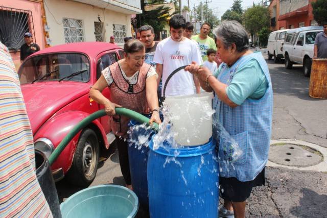 REPARTEN PIPAS 1.3 MILLONES DE LITROS DE AGUA POR CONTINGENCIA