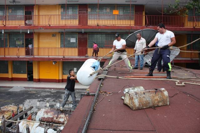 RETIRA AZCAPOTZALCO TANQUES DE GAS ESTACIONARIO EN MAL ESTADO