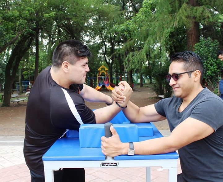 LUCHA DE BRAZOS