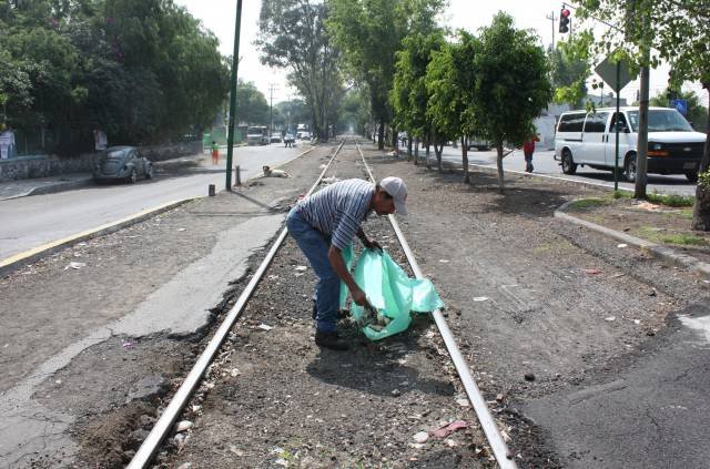 RETIRAN 5 TONELADAS DE BASURA EN AVENIDA ANTONIO VALERIANO