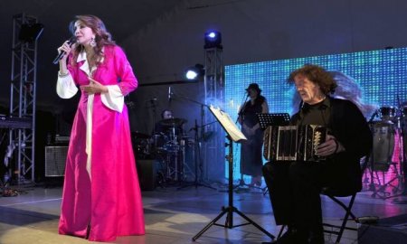 DISFRUTAN VECINOS DE AZCAPOTZALCO CONCIERTO DE GUADALUPE PINEDA EN 6Âª FERIA DEL LIBRO
