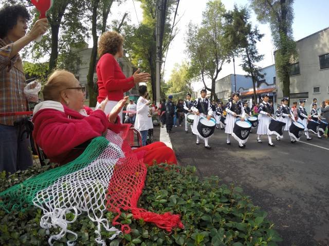 DISFRUTAN VECINOS DE DESFILE CÍVICO ESCOLAR Y DEPORTIVO