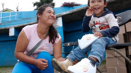 MÁS DE 10 MIL NIÑAS Y NIÑOS DE ESCASOS RECURSOS BENEFICIADOS CON TENIS Y PAQUETES DE ROPA CÁLIDA