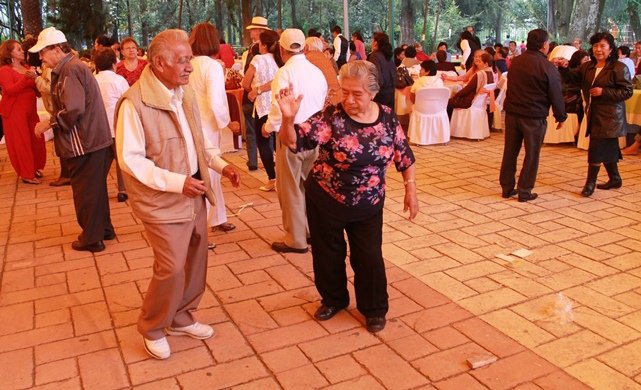 CELEBRA XOCHIMILCO A MIL 386 ADULTOS MAYORES