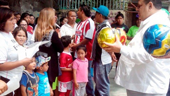 ENTREGA TLALPAN MÁS DE MIL BALONES A EQUIPOS DE FÚTBOL INFANTIL Y JUVENIL