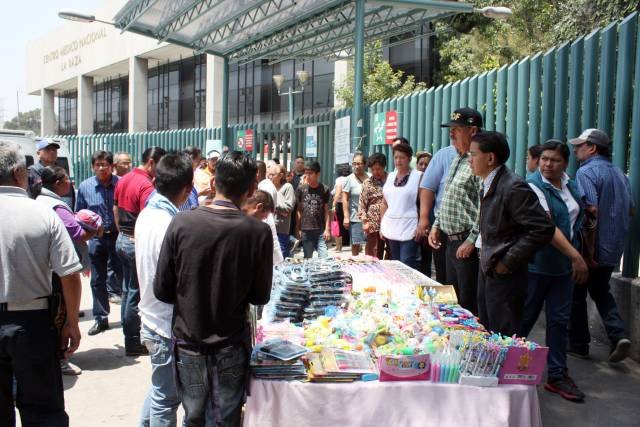 RETIRA AZCAPOTZALCO PUESTOS DE HOSPITAL LA RAZA