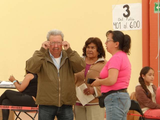 RECIBEN DOS MIL ADULTOS MAYORES LENTES GRATUITOS