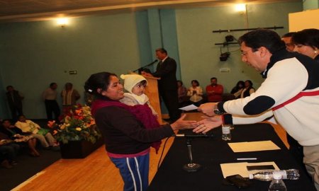 ENTREGAN APOYOS A JEFAS DE FAMILIA DE XOCHIMILCO
