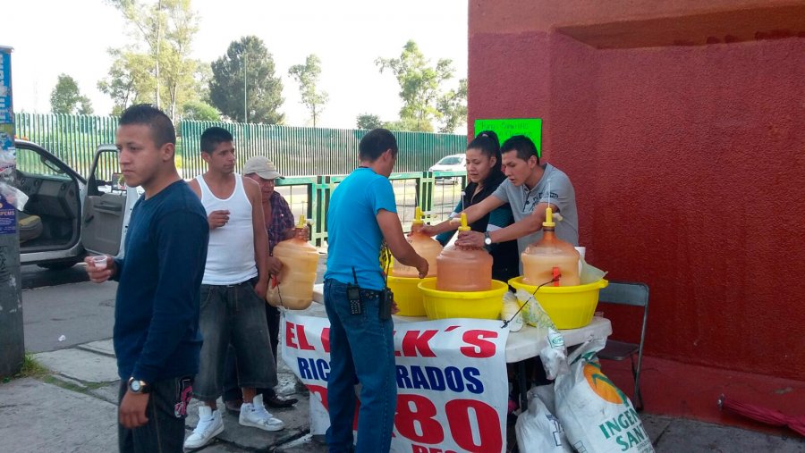 RETIRA DELEGACIÓN IZTAPALAPA TRES CHELERÍAS Y DOS PULQUERÍAS; SIETE DETENIDOS.