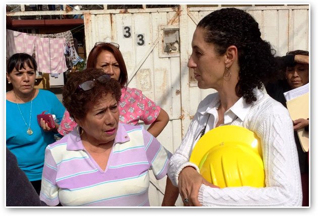 Asiste Claudia Sheinbaum Pardo a familias afectadas por deslave en construcción irregular