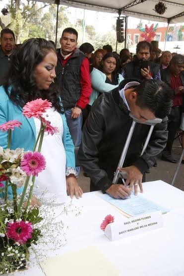 A ritmo de la marcha nupcial, 228 parejas de la delegaciÃ³n Milpa Alta, firmaron su acta matrimonial