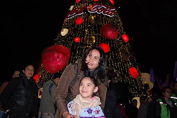 DIONE ANGUIANO ENCIENDE EL ÁRBOL NAVIDEÑO EN LA EXPLANADA DELEGACIONAL.
