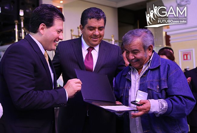 VÍCTOR HUGO LOBO ENTREGA RECONOCIMIENTOS A LA BASE TRABAJADORA DE GAM