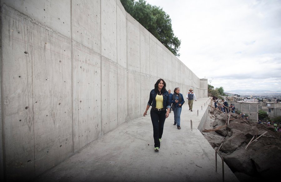DIONE ANGUIANO INAUGURA MURO DE CONTENCIÓN EN LA SIERRA DE SANTA CATARINA.