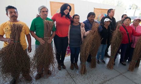 LA DELEGACIÃ“N IZTAPALAPA ENTREGA DOS MIL ESCOBAS DE PERLILLA A TRABAJADORES Y VOLUNTARIOS DE LA DELEGACIÃ“N