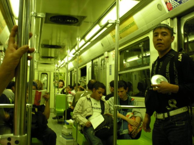 REORDENARÁN AMBULANTAJE EN METRO Y CETRAMA´s