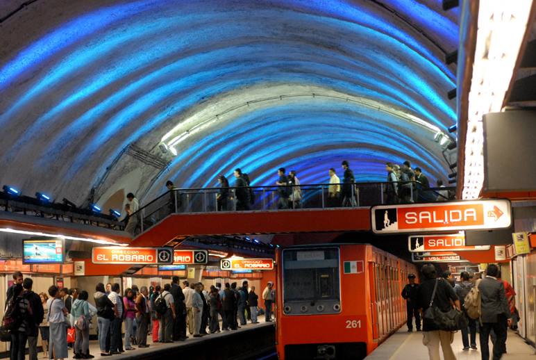 EL METRO ILUMINA DE AZUL LA ESTACIÓN BARRANCA DEL MUERTO POR EL DIA MUNDIAL DEL AUTISMO