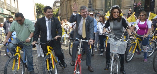 PEDALEAN EN BICICLETA AL SENADO PARA PEDIR QUE SE VOTE EN ORDINARIO LA REFORMA POLÍTICA DEL DF