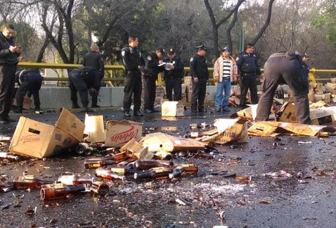 CAMIÓN TIRA CARTONES DE ‘CHELA’ EN LA RAZA