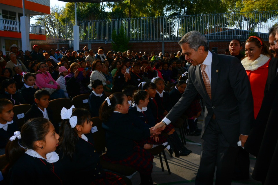 Pone Mancera en funcionamiento bebederos en Escuela Primaria de Iztacalco