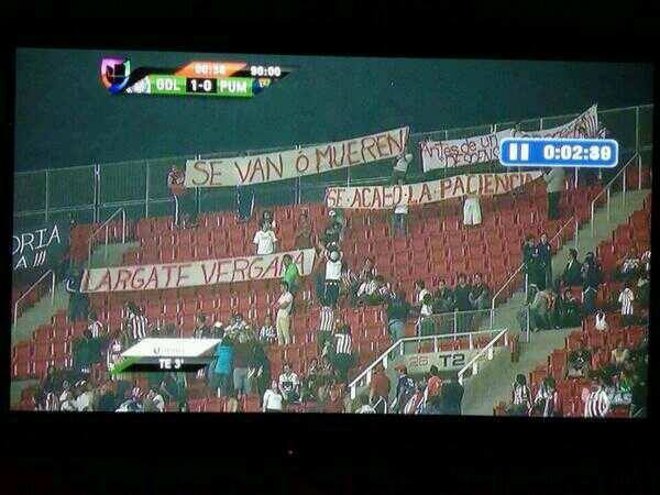 La hinchada del Guadalajara amenaza a jugadores y directivos con mantas.